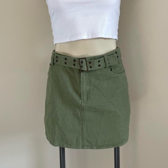 khaki green mini skirt with matching cargo belt - Picture 2 of 4